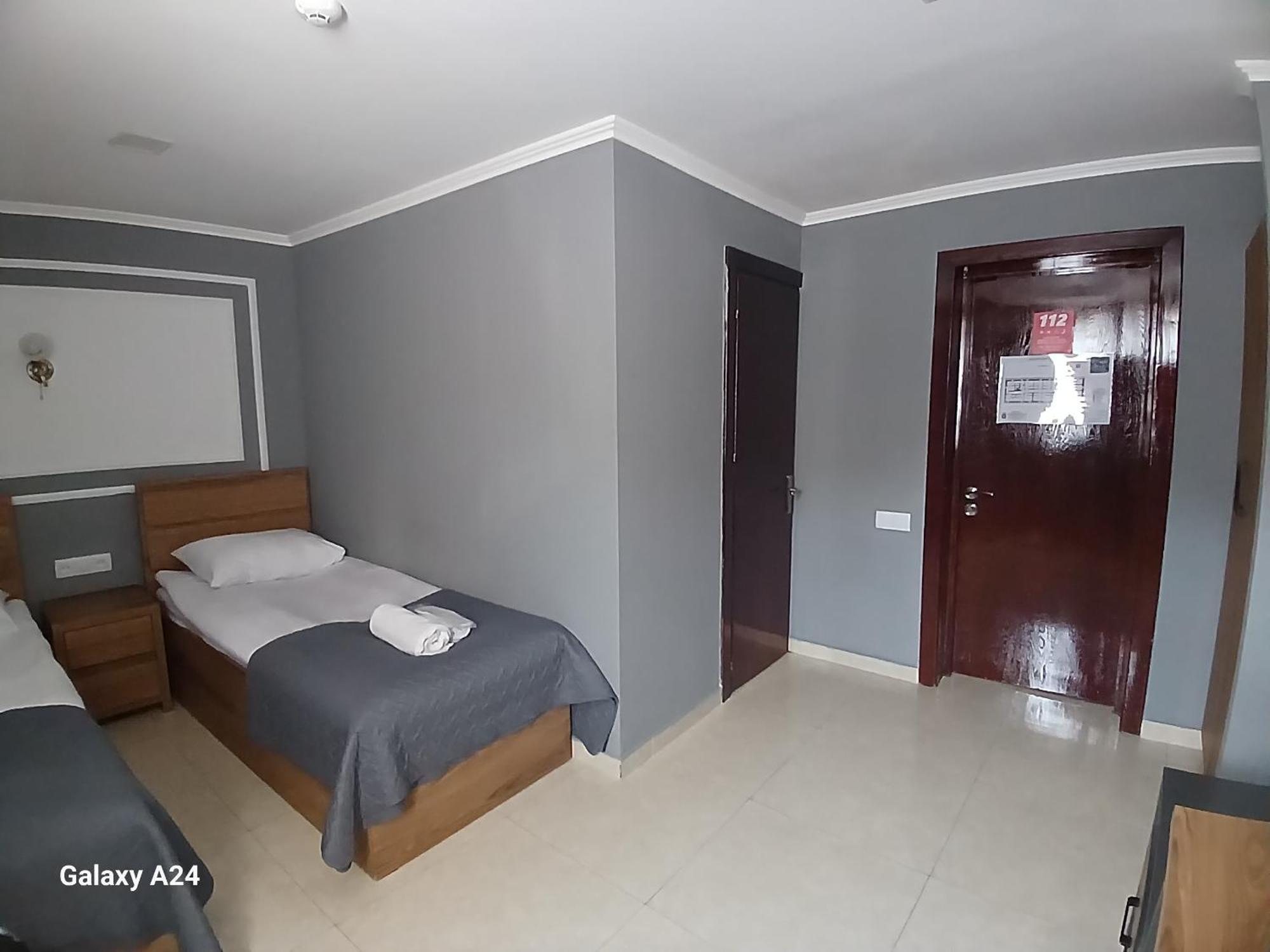 Route Hotel Tbilisi Bagian luar foto
