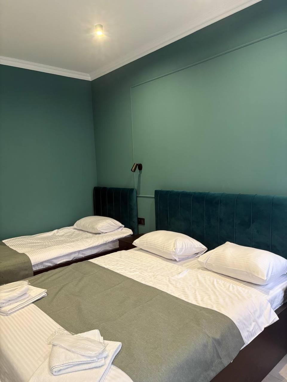 Route Hotel Tbilisi Bagian luar foto