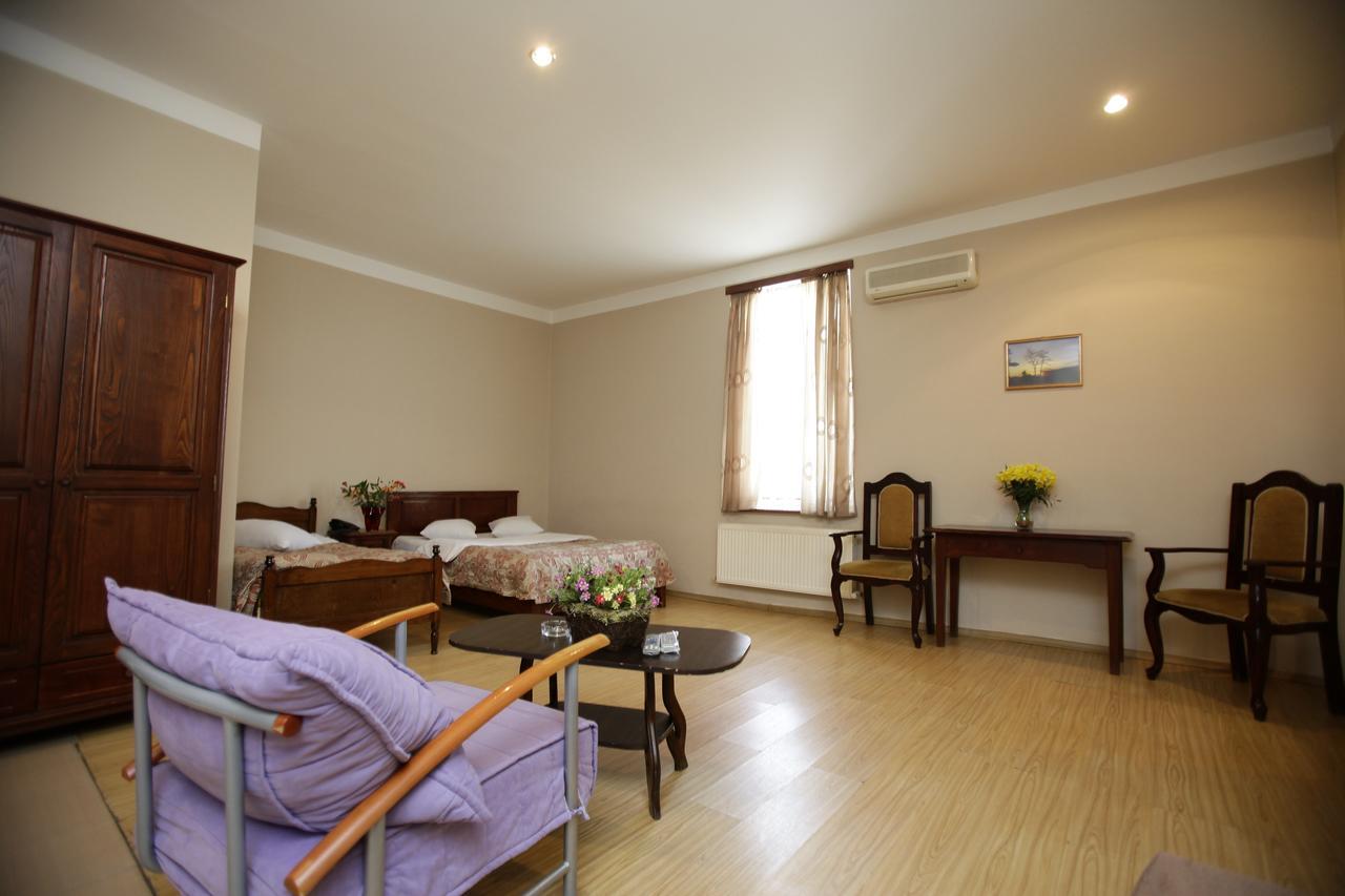 Route Hotel Tbilisi Bagian luar foto