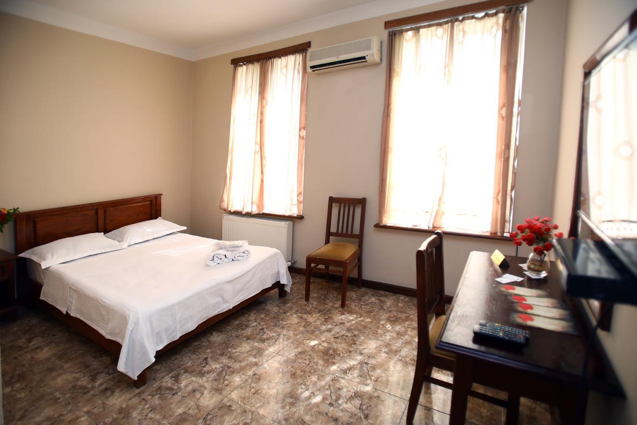 Route Hotel Tbilisi Bagian luar foto