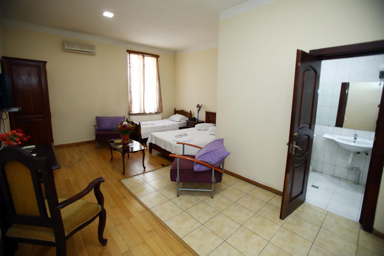 Route Hotel Tbilisi Bagian luar foto