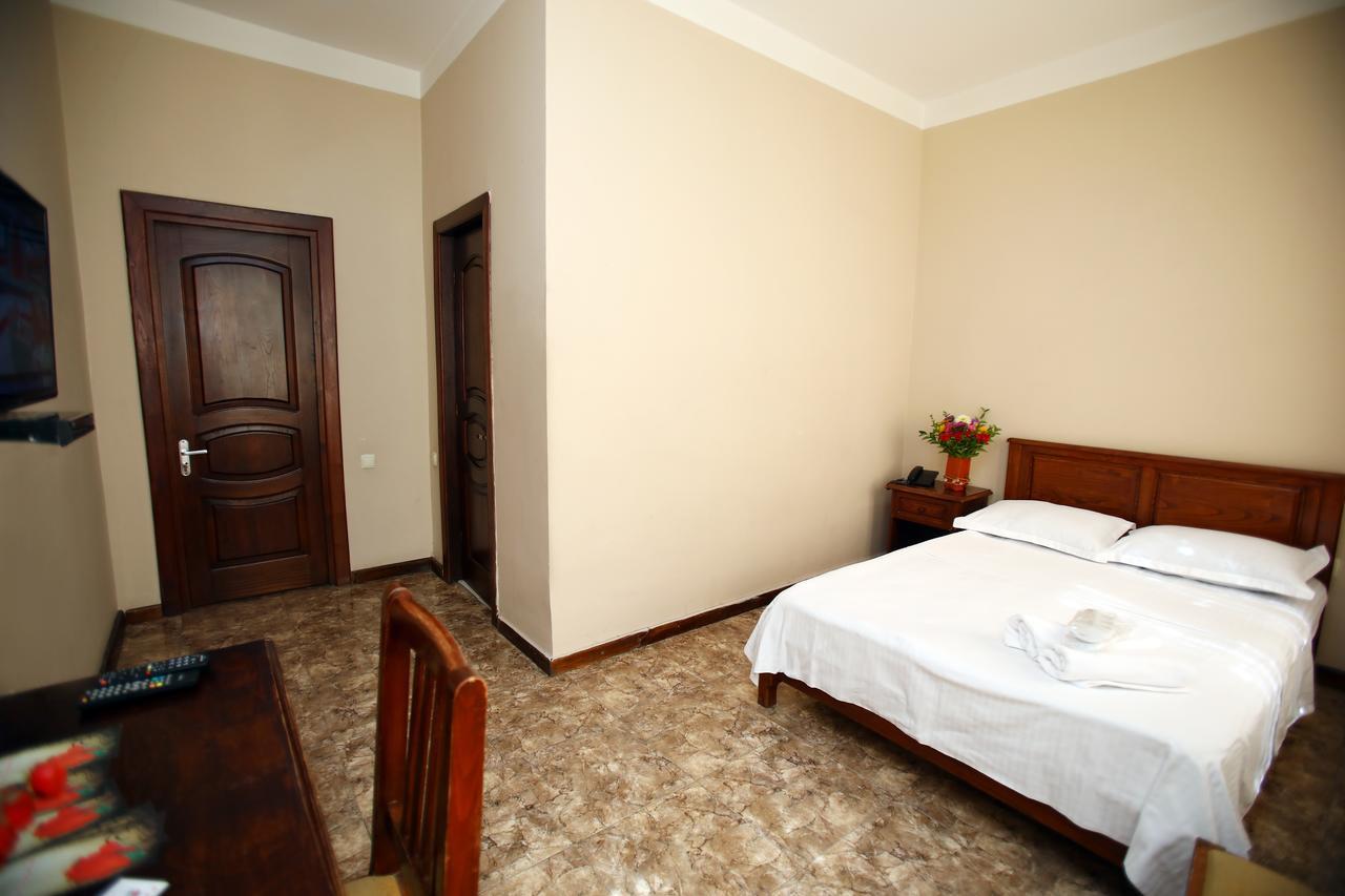 Route Hotel Tbilisi Bagian luar foto